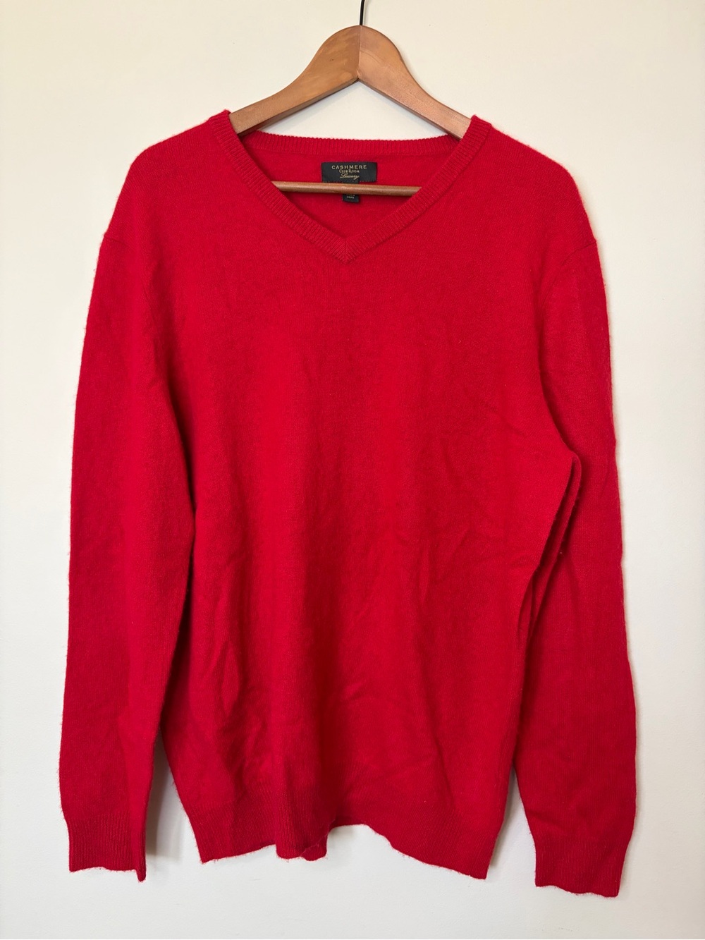 Men's 100% cashmere Club Room luxury  V-Neck Sweater in Bright Red
